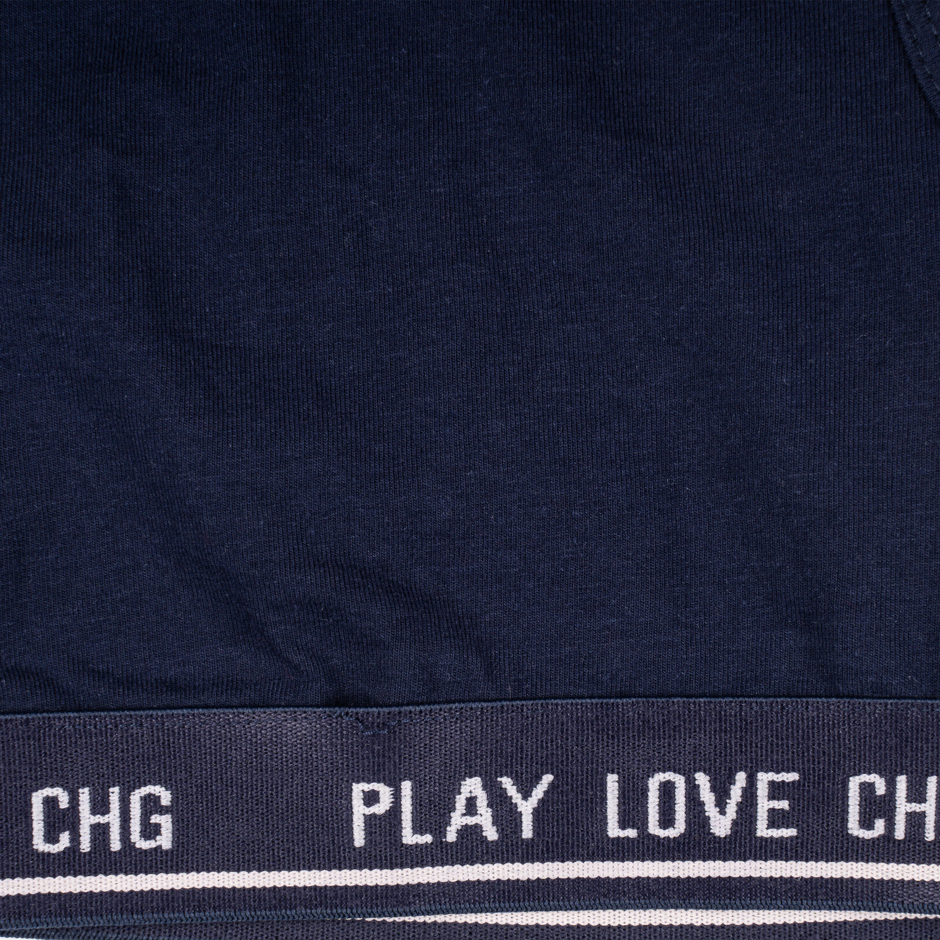 detalle tejido elástico en top azul deportivo niña