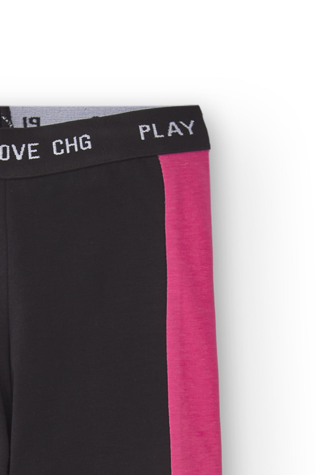 detalle del tejido elástico y la cinturilla del legging negro niña