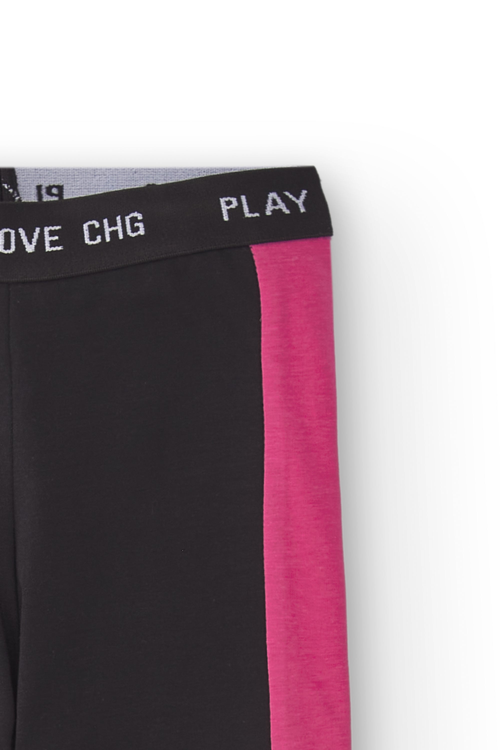 detalle del tejido elástico y la cinturilla del legging negro niña
