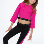 look deportivo con legging negro de niña combinado con crop top rosa