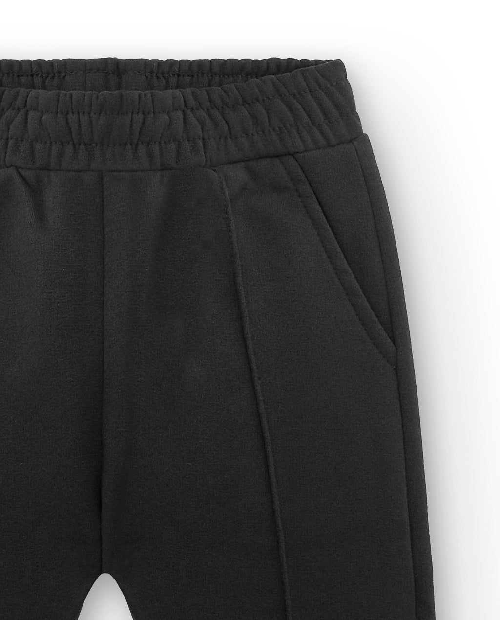 detalle puño y cintura en pantalón chándal negro niña