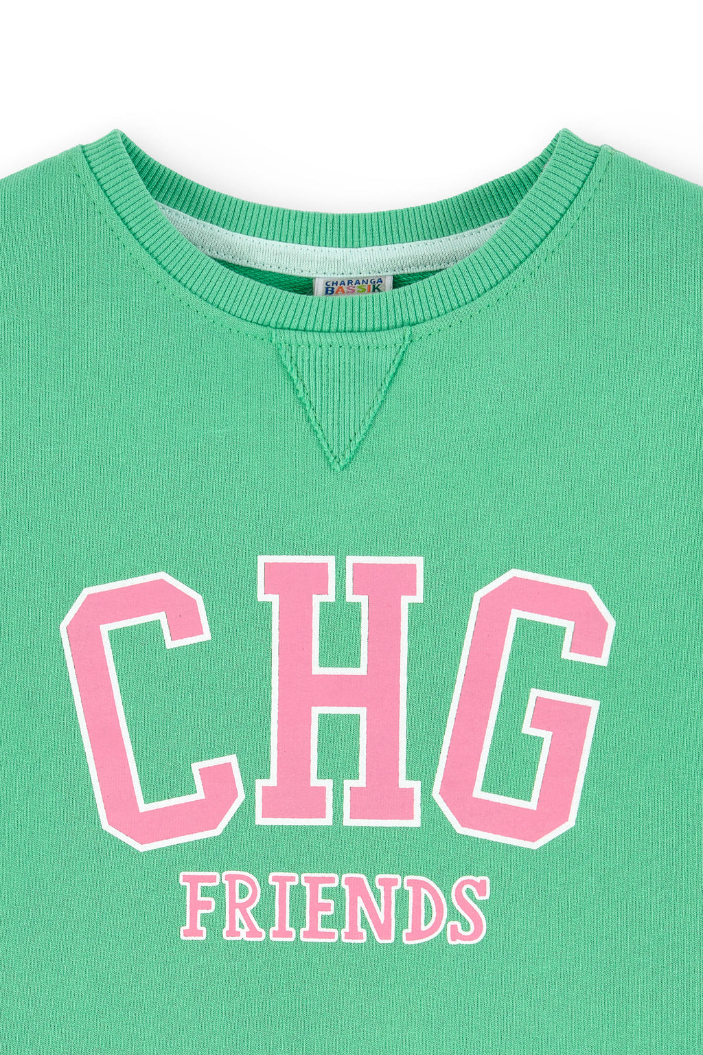 detalle logo CHG en sudadera verde niña