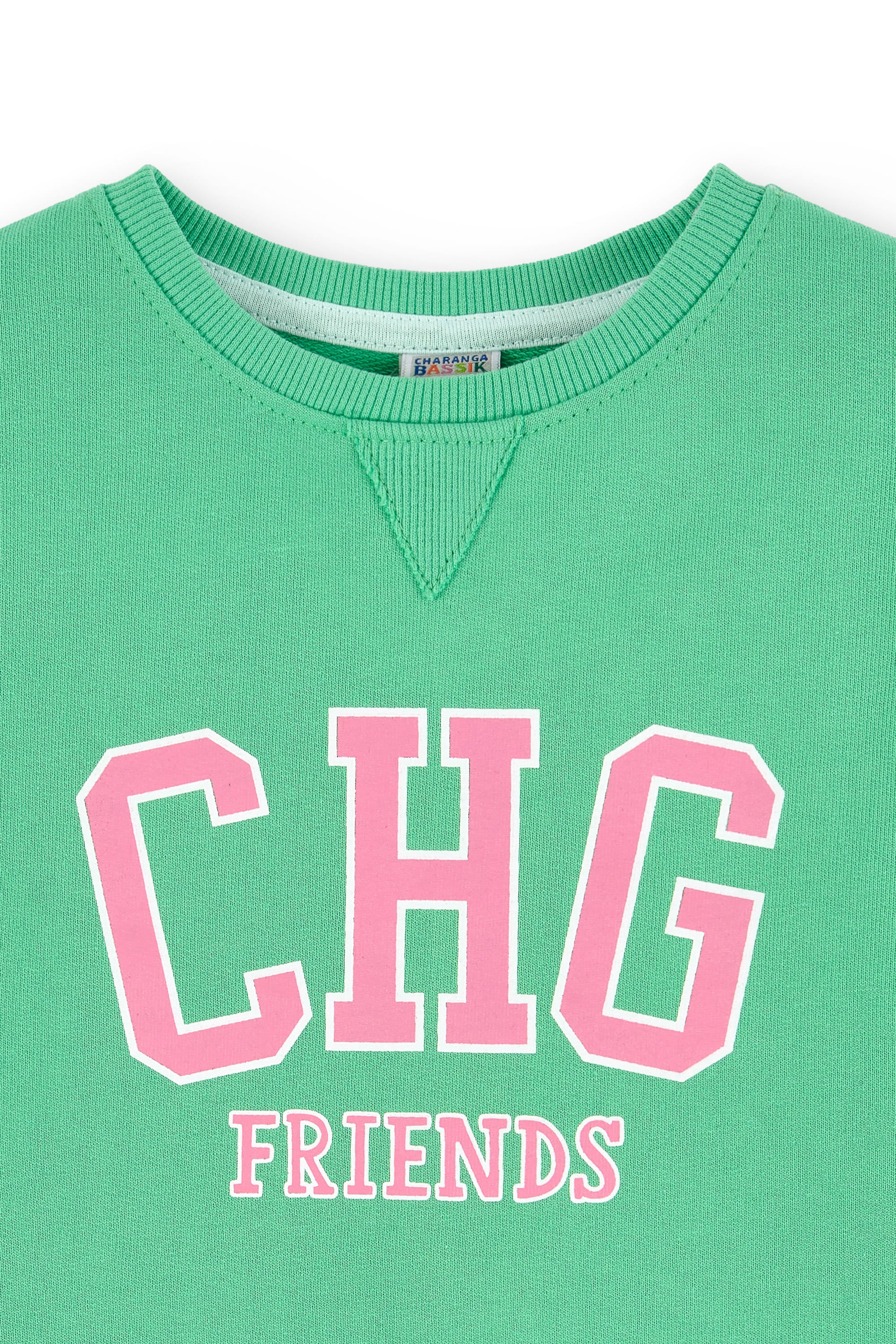 detalle logo CHG en sudadera verde niña