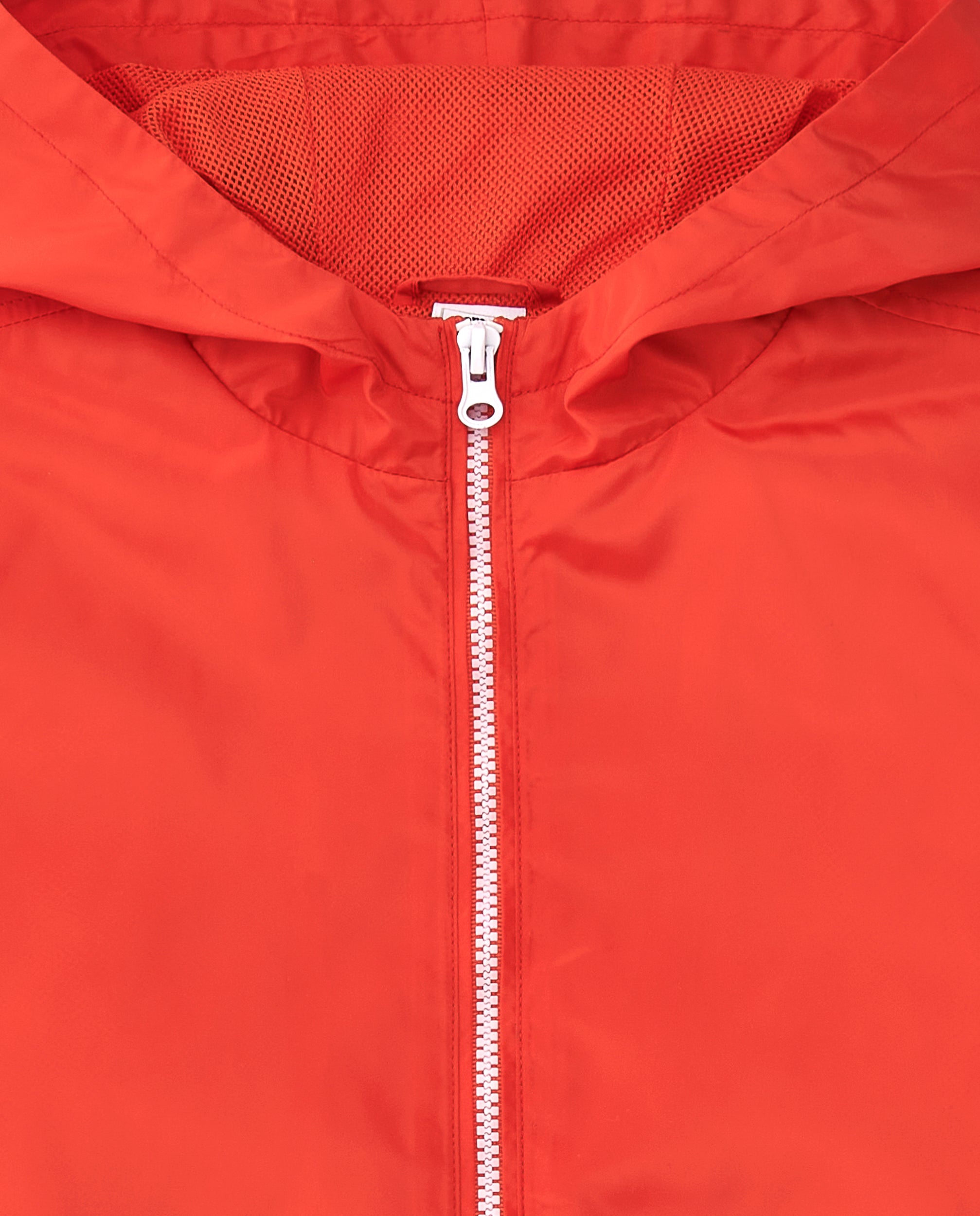 vista frontal parka roja niña niño