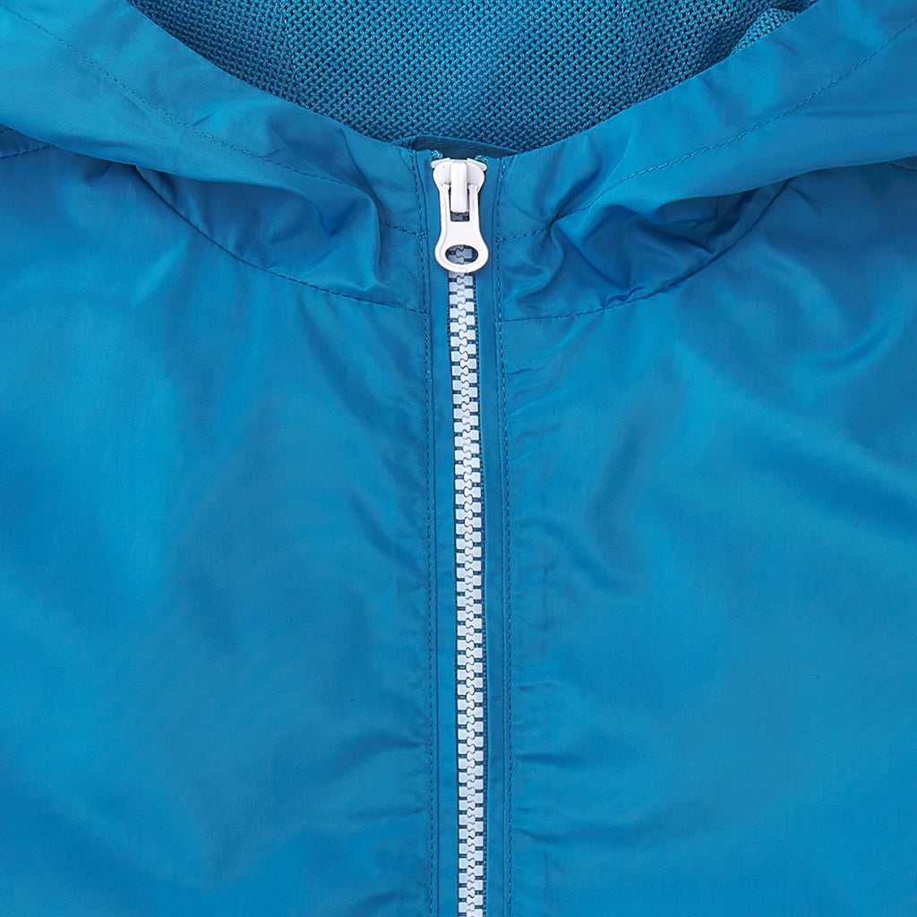 detalle capucha y cremallera en parka infantil