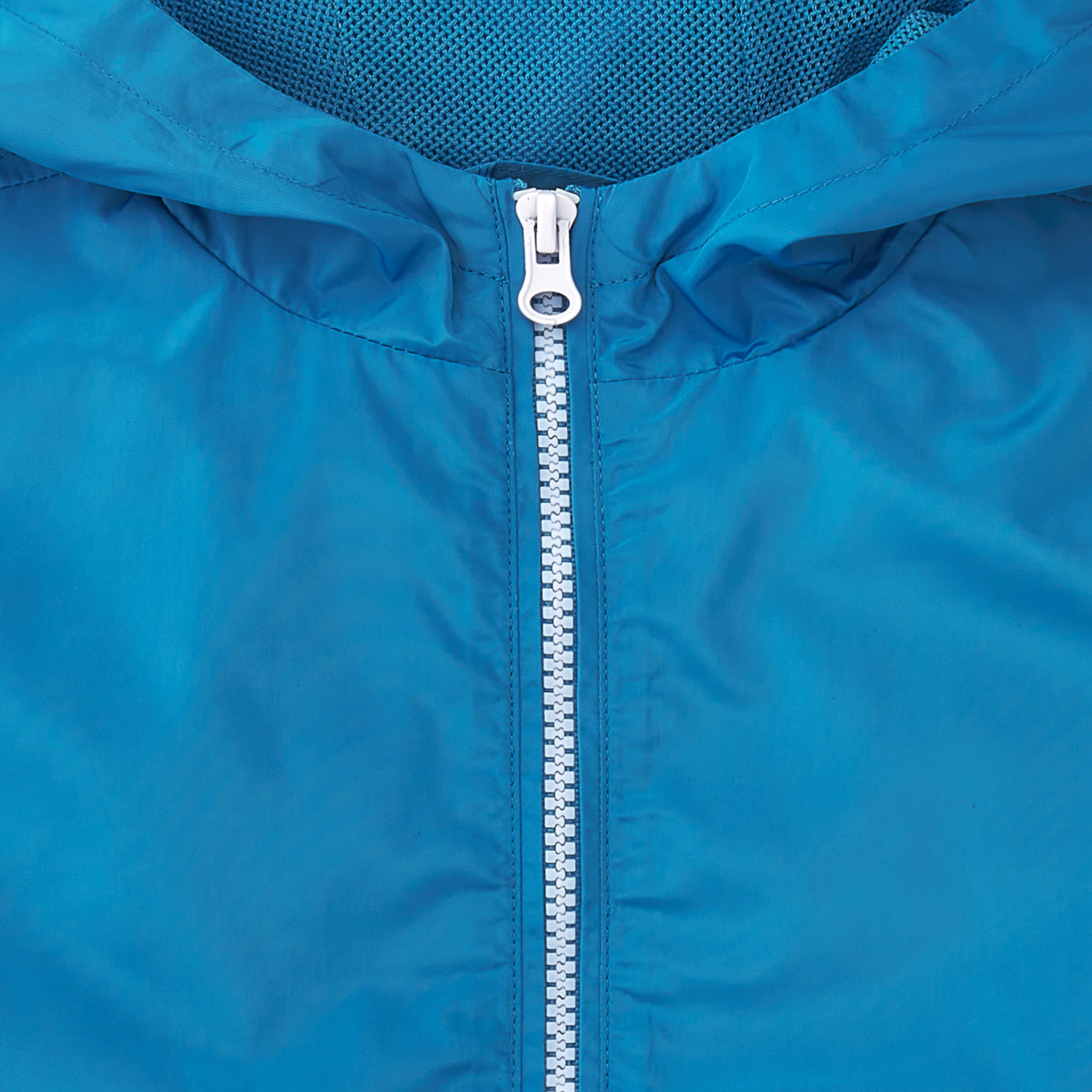 detalle capucha y cremallera en parka infantil