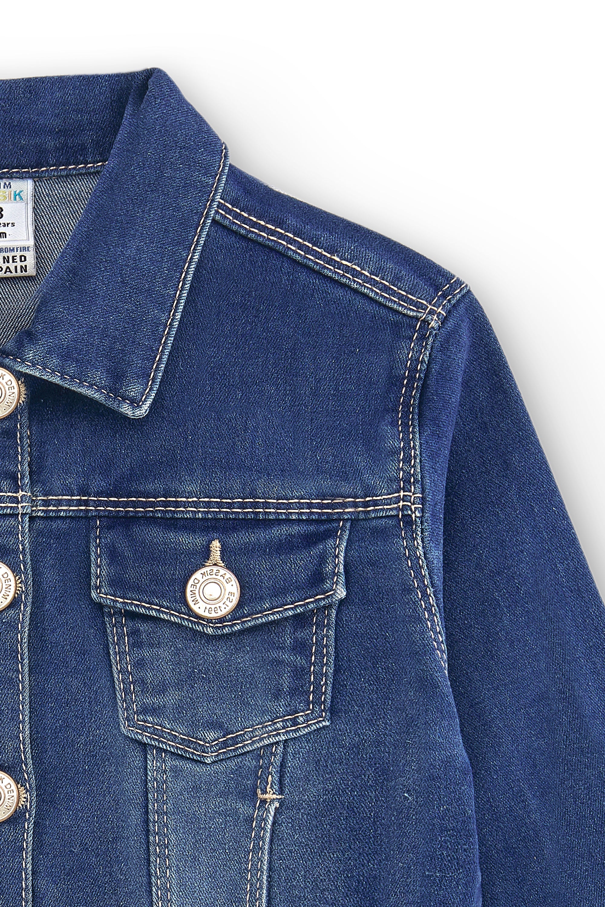 detalle delantero de chaqueta vaquera niña en percha