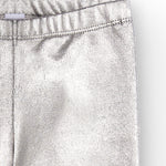 vista cercana pretina elástica legging metálico niña