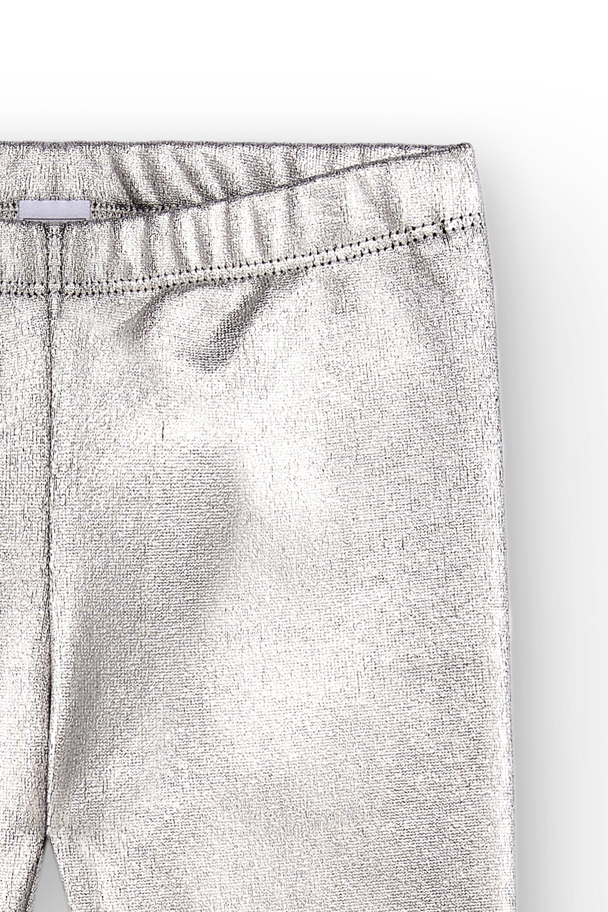 vista cercana pretina elástica legging metálico niña
