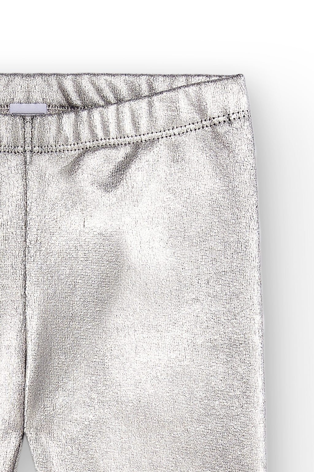 vista cercana pretina elástica legging metálico niña