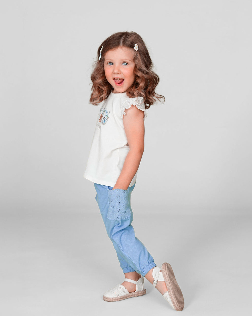 Pantalón bebé niña azul con detalle bordado