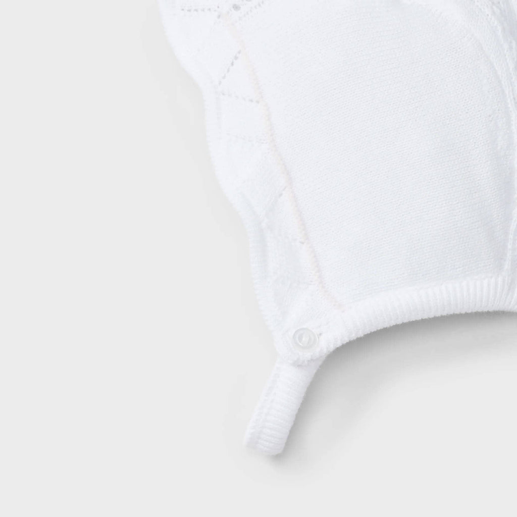 Capota tricotosa blanca, detalle rosa recién nacida  | Dr. Kid by Charanga