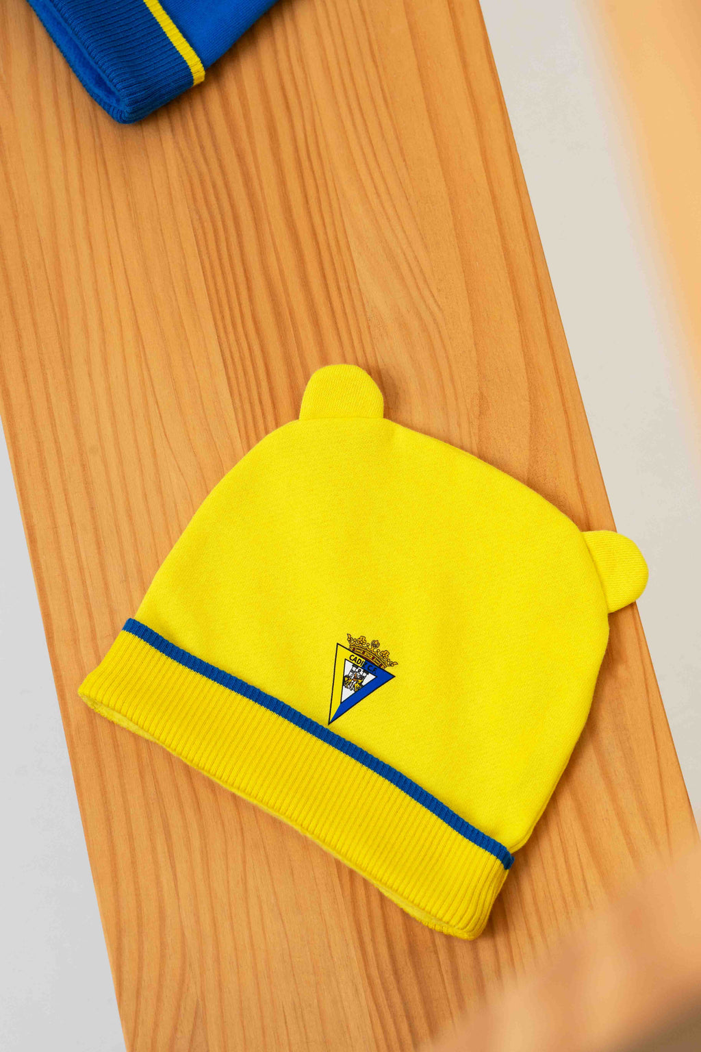 Gorro amarillo con orejitas bebé - Cádiz CF