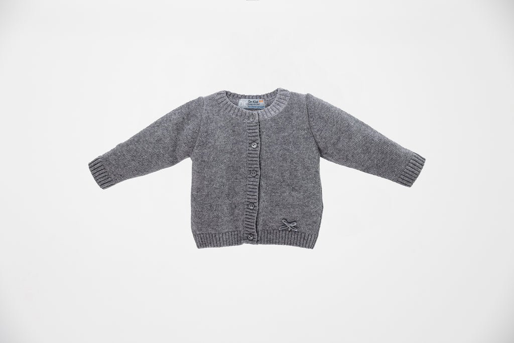 Rebeca gris abotonada