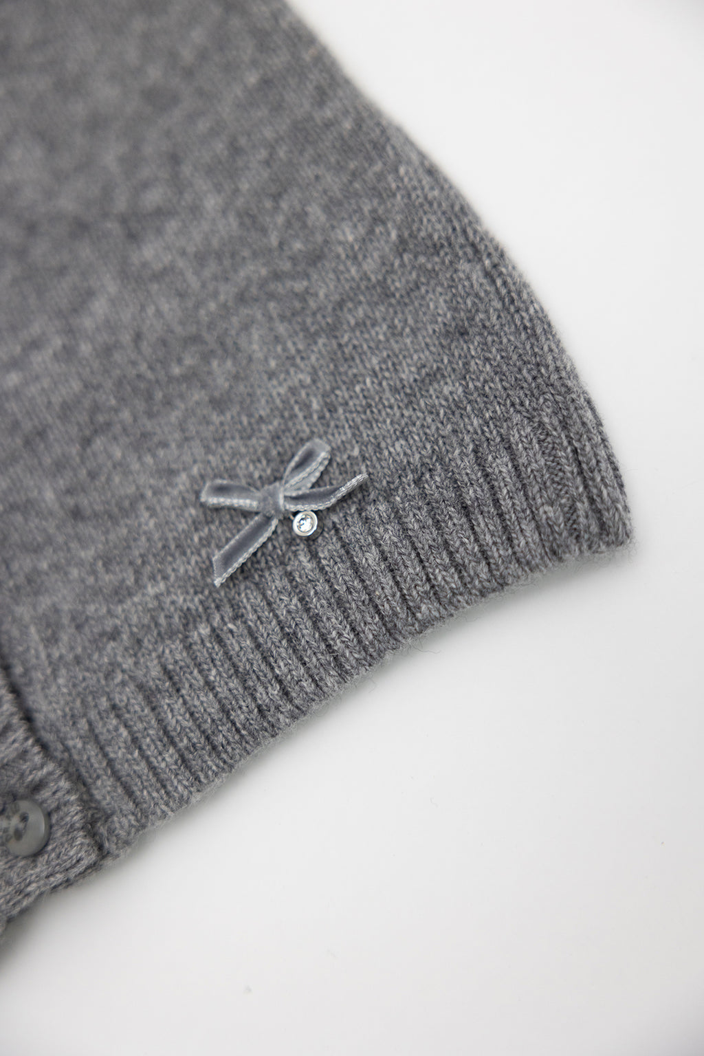 Rebeca gris abotonada