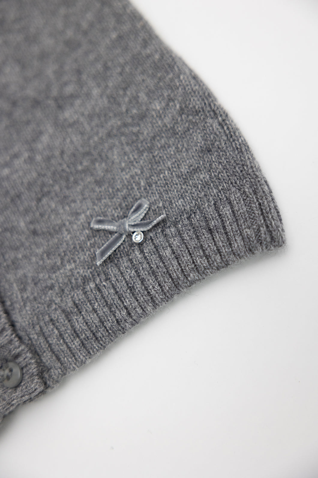 Rebeca gris abotonada