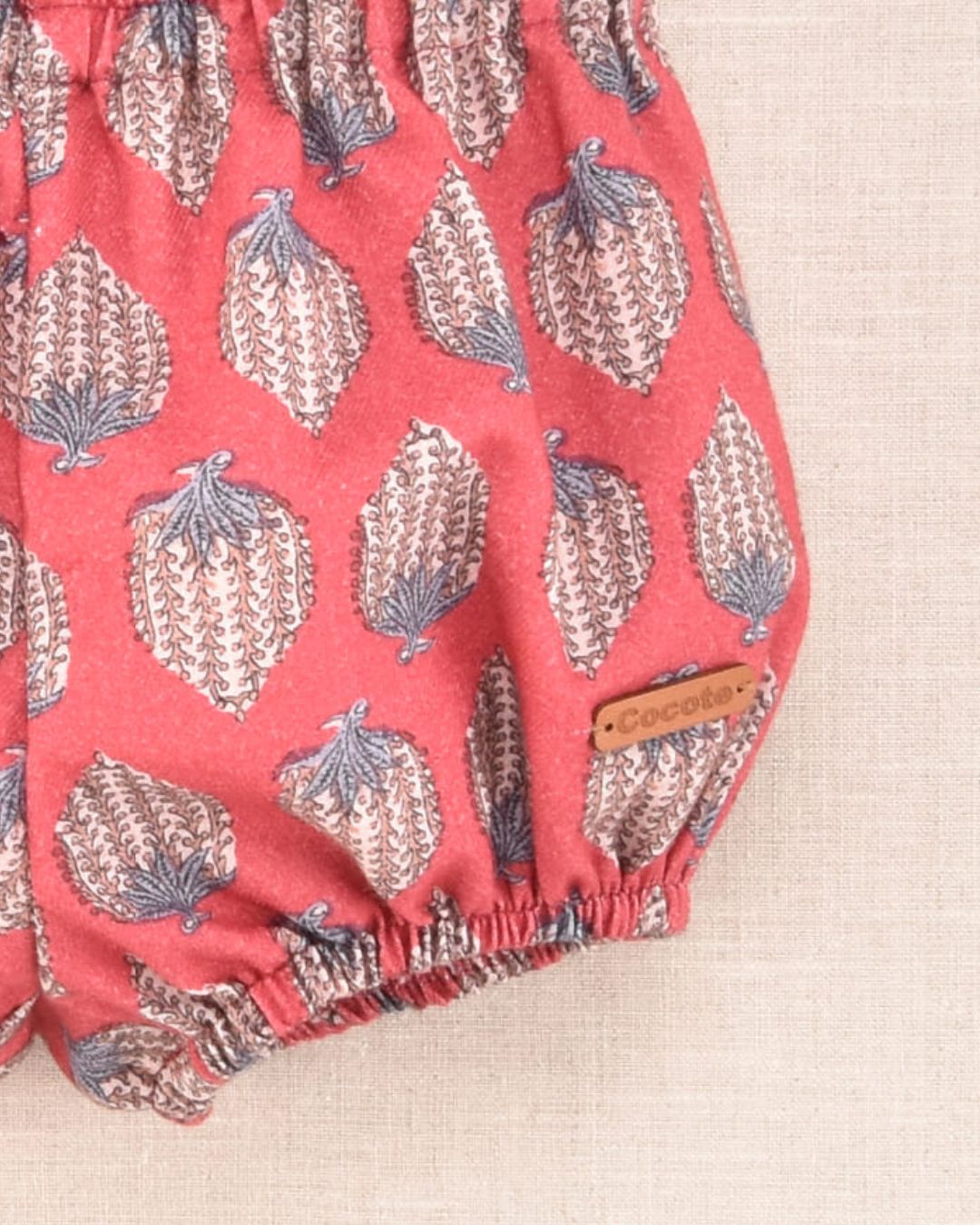 Detalle cintura elástica braguita bebé burdeos vista cercana Cocote by Charanga