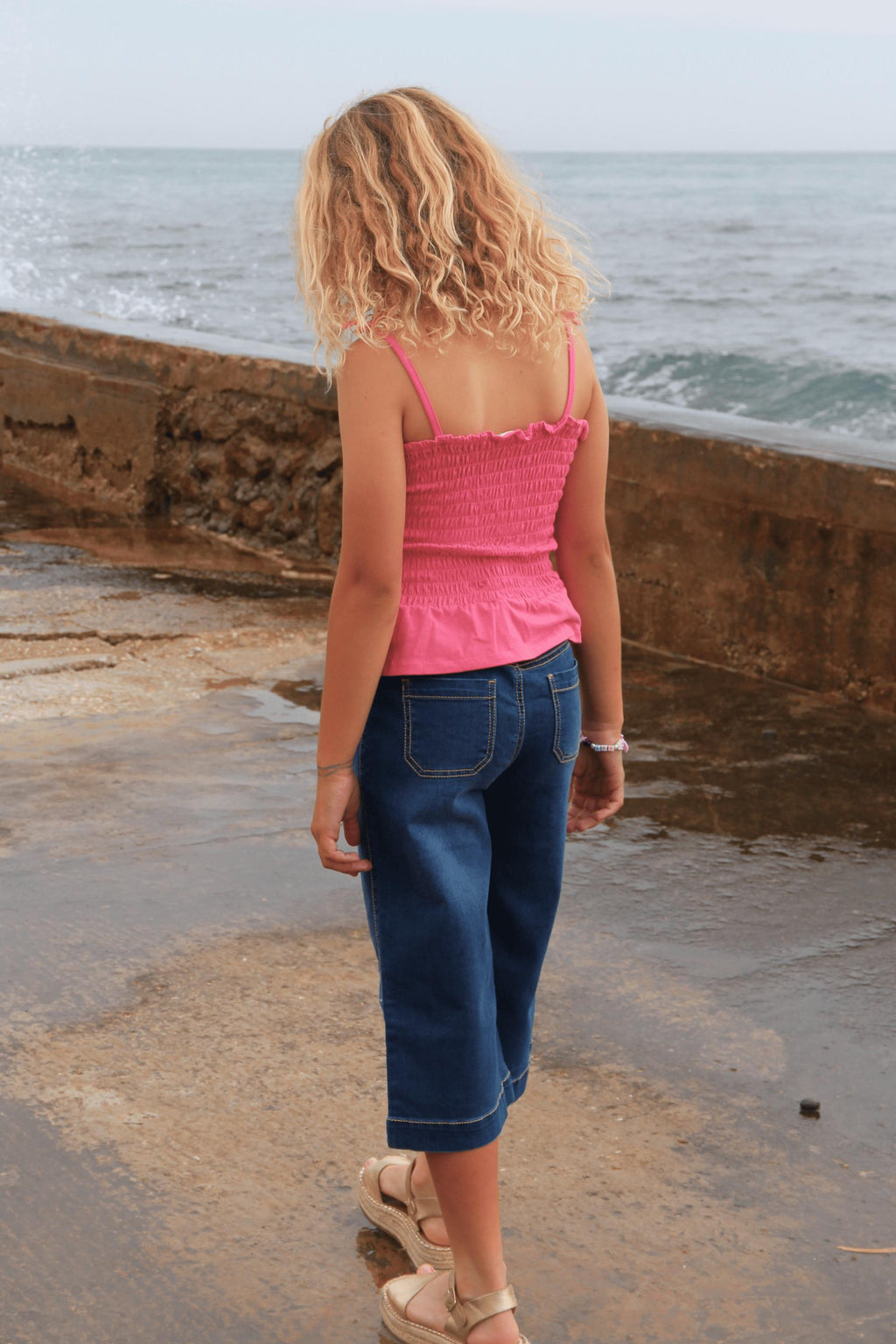 vista lateral vaquero niña azul corte debajo de la rodilla