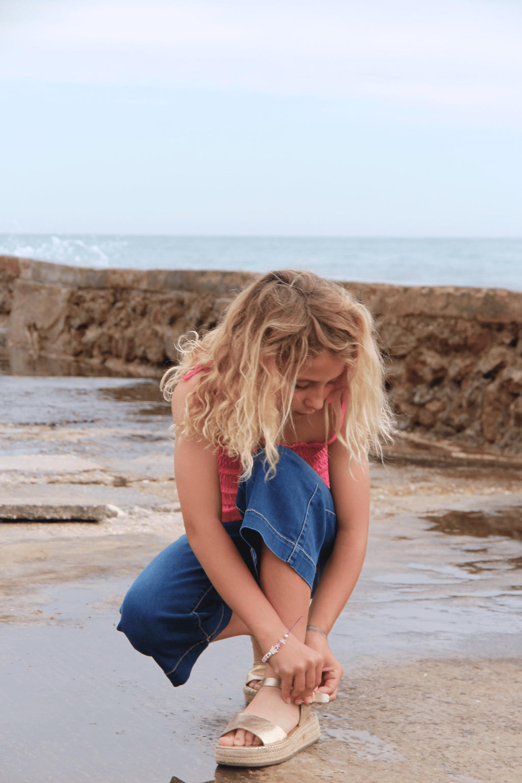 look de niña con vaquero azul en exterior