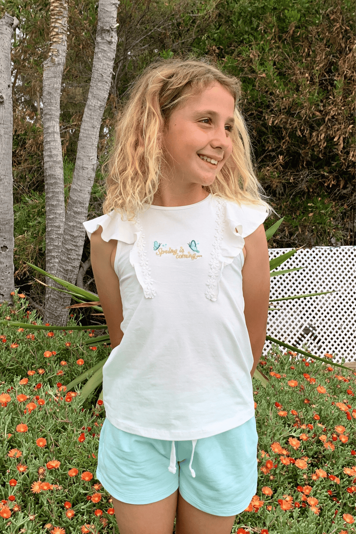 Camiseta de niña blanca con dibujo