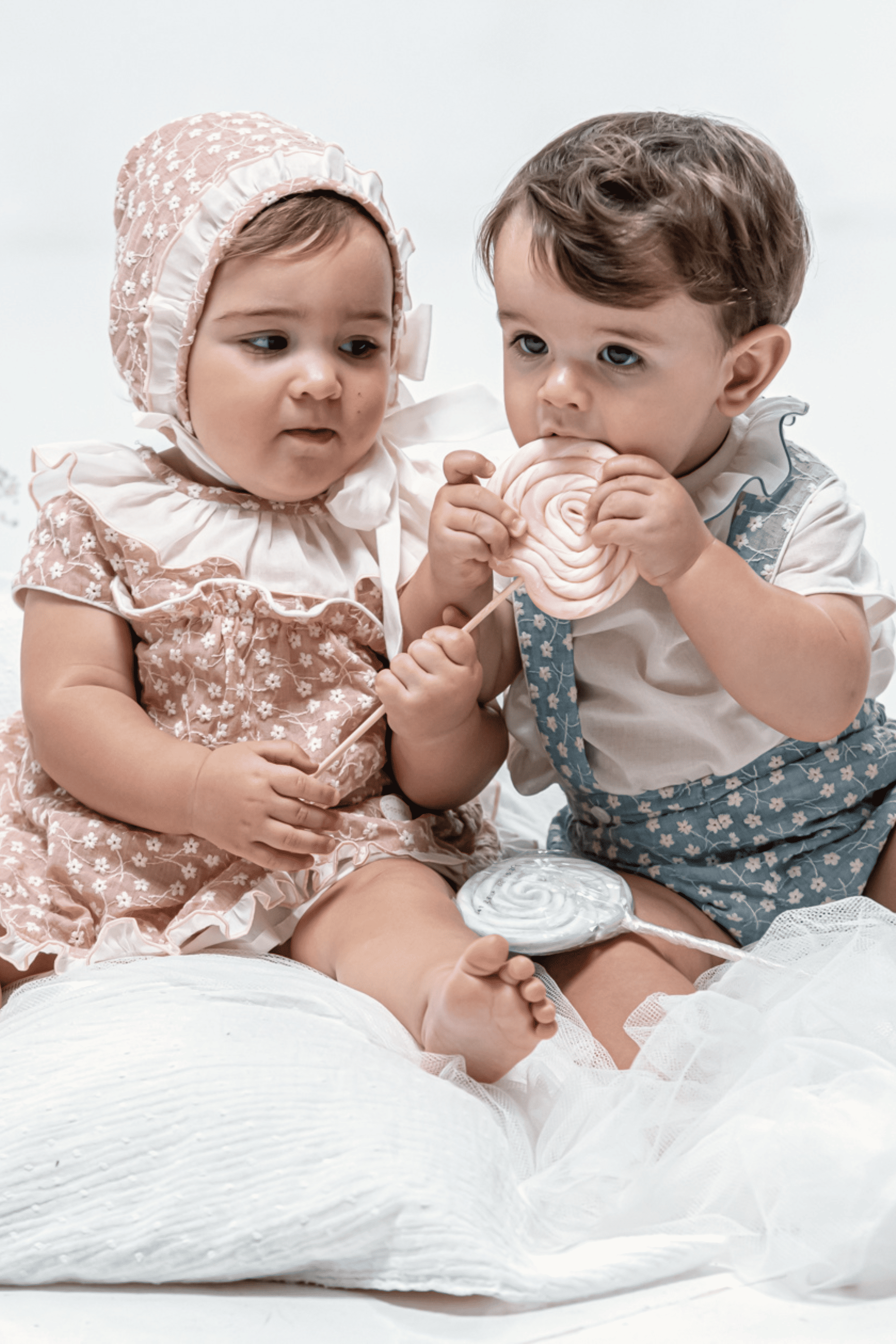 Conjunto de bebé niño azul estampado flores blancas Cocote & Charanga