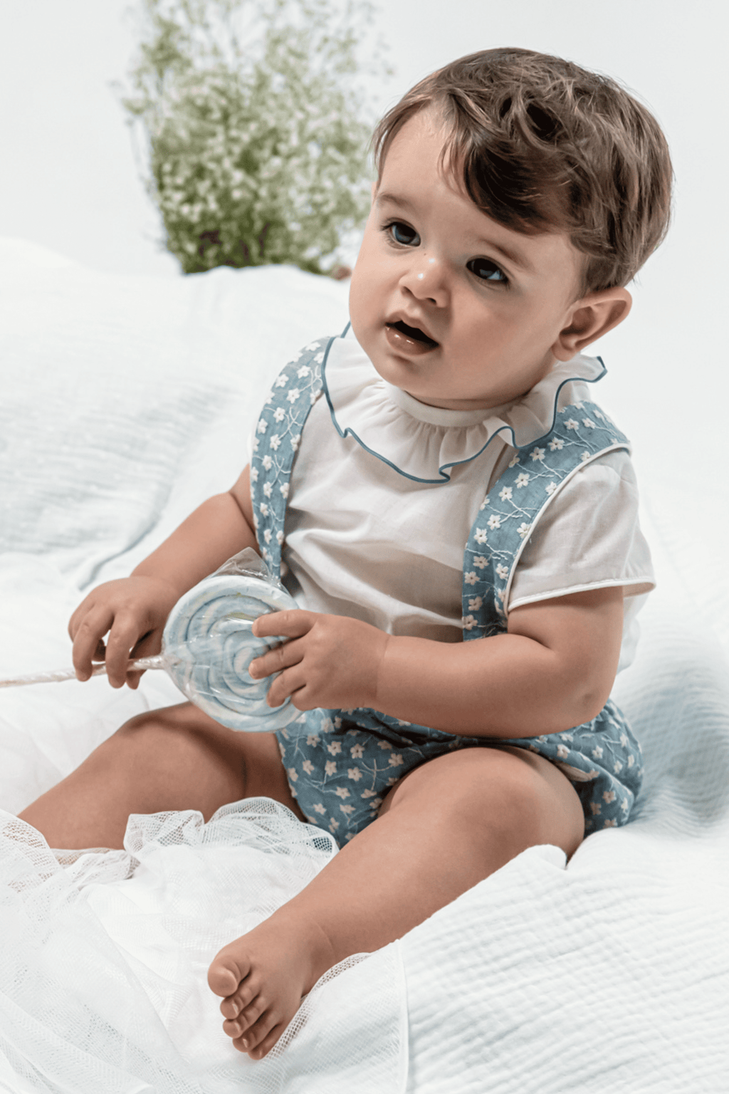 Conjunto de bebé niño azul estampado flores blancas Cocote & Charanga