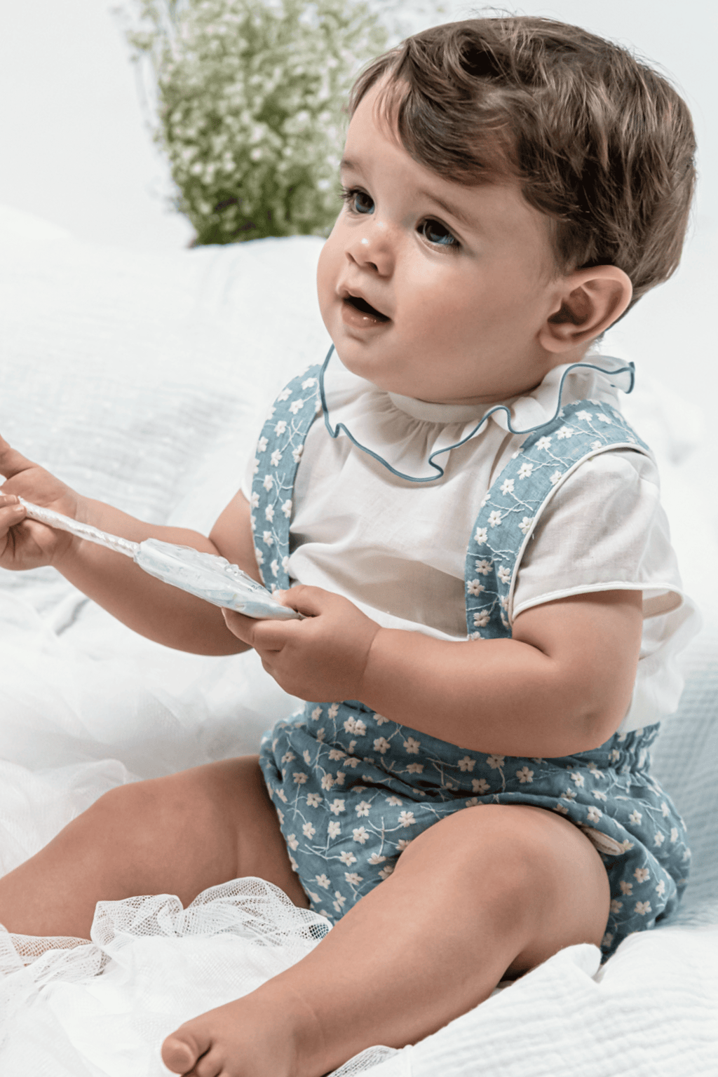 Conjunto de bebé niño azul estampado flores blancas Cocote & Charanga