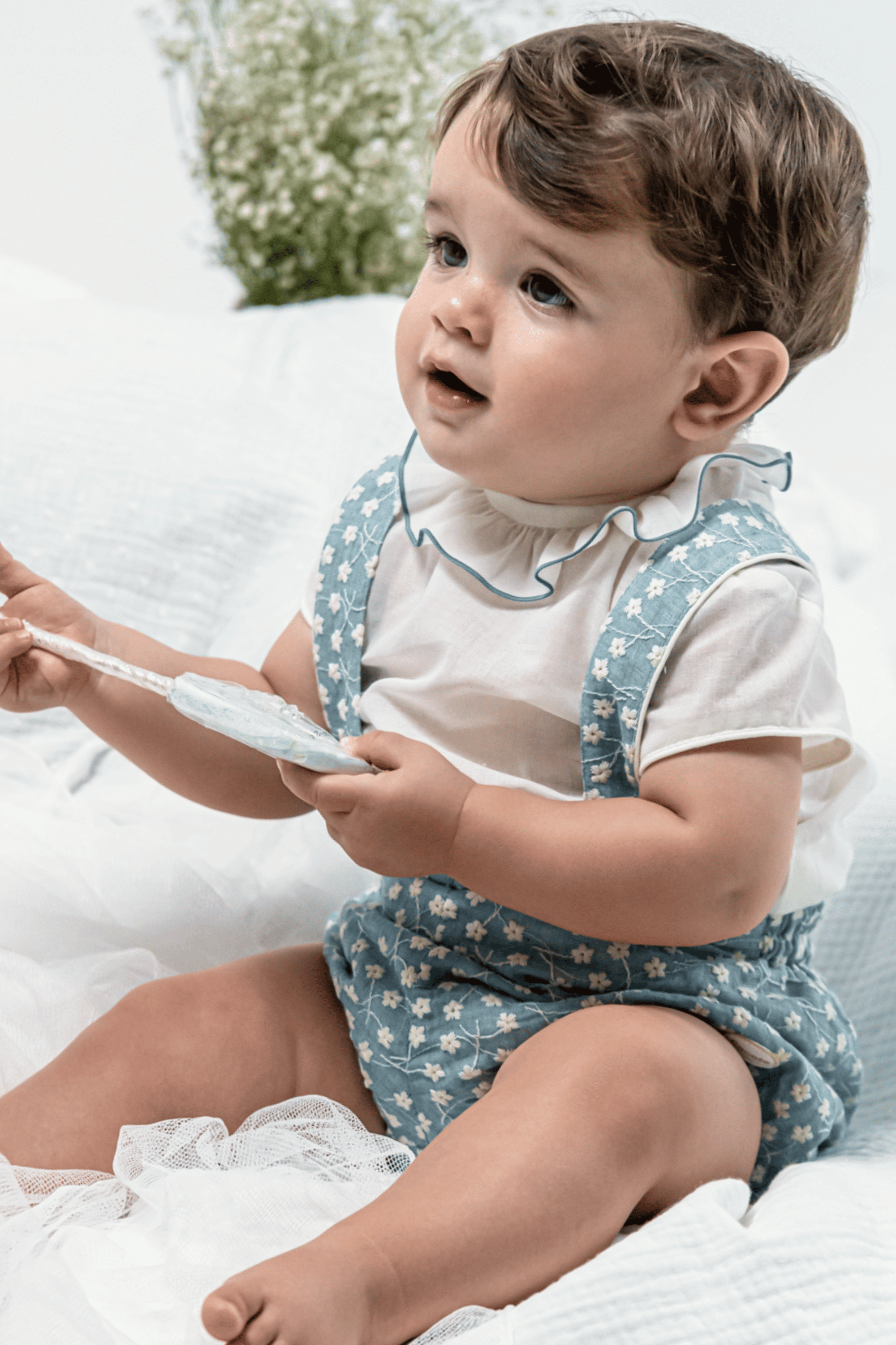 Conjunto de bebé niño azul estampado flores blancas Cocote & Charanga