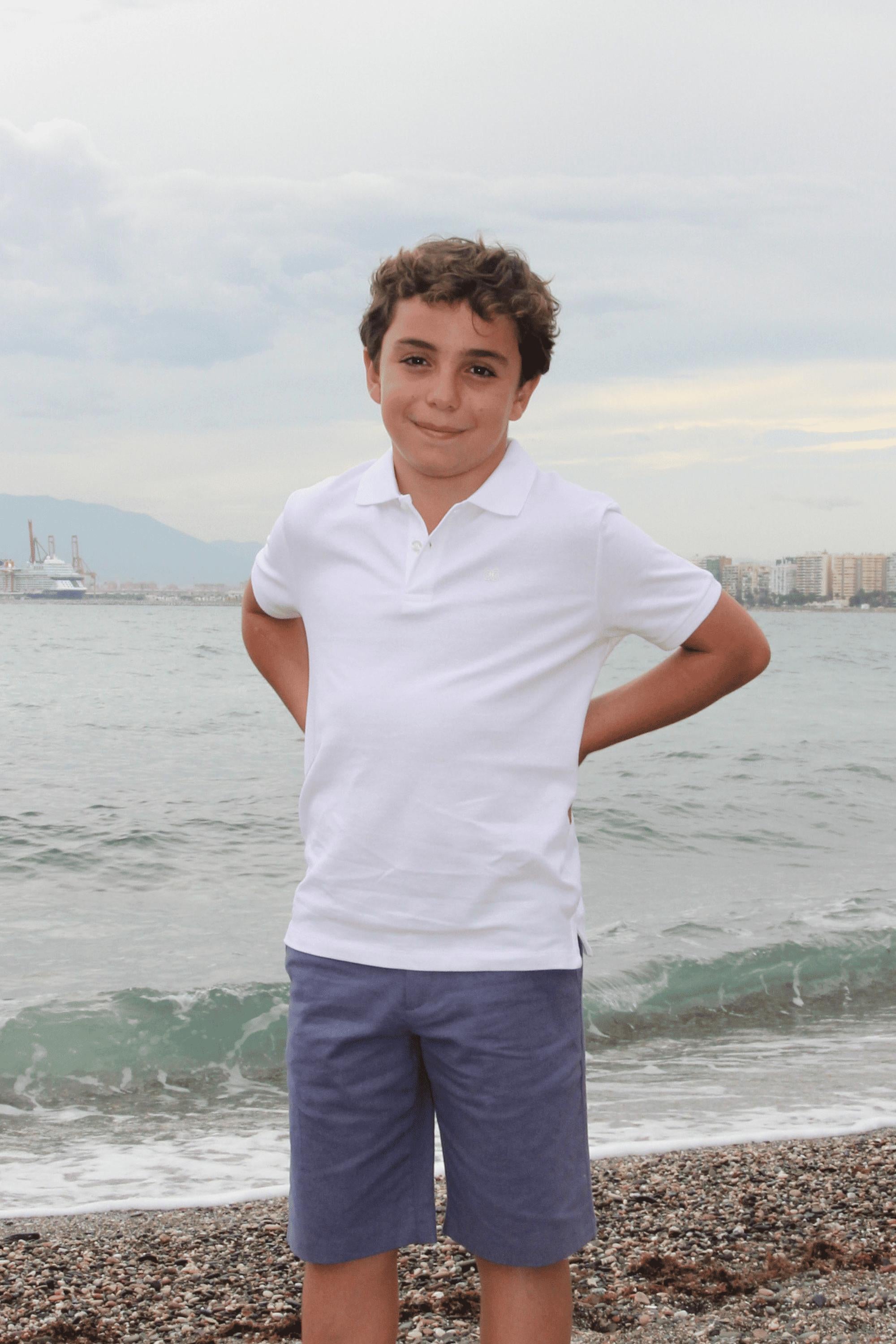 Polo de niño blanco