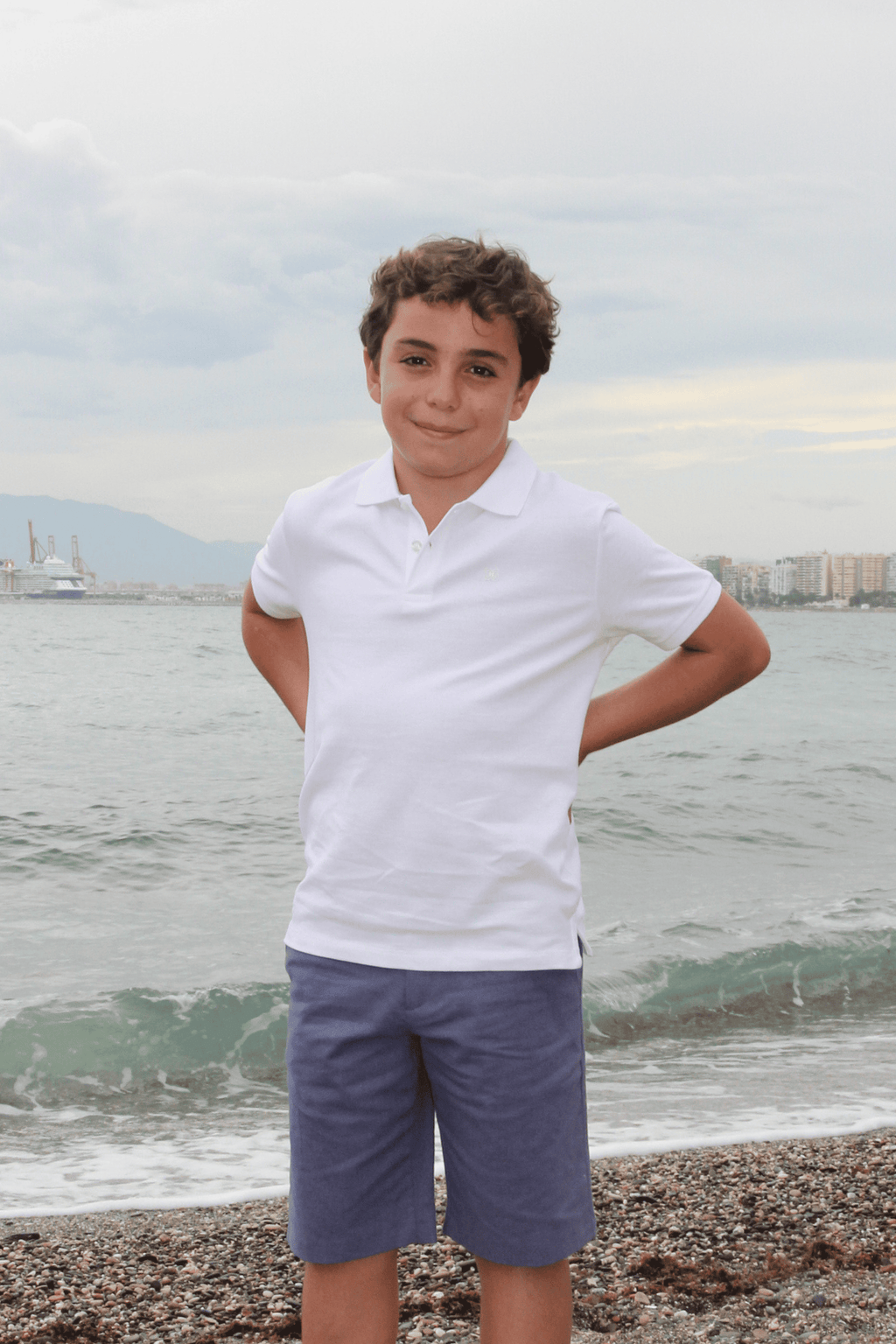 Polo de niño blanco