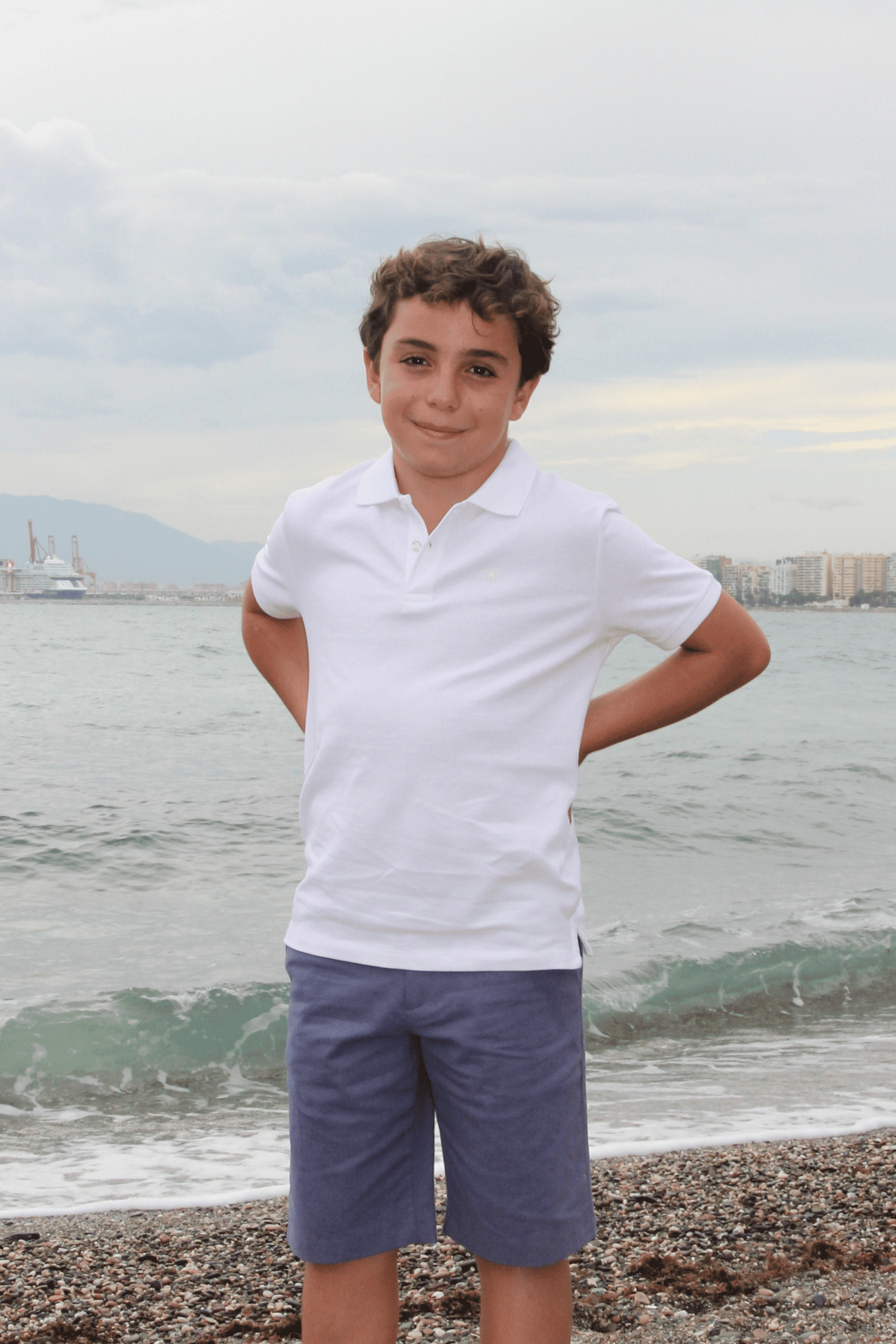 Polo de niño blanco