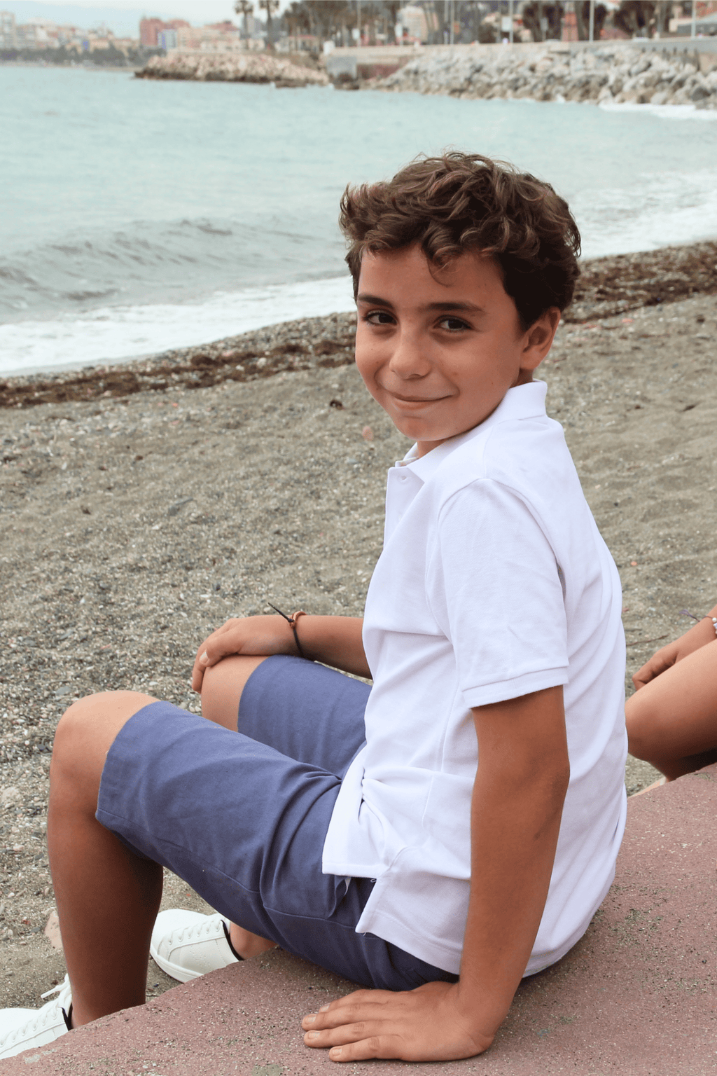 Polo de niño blanco