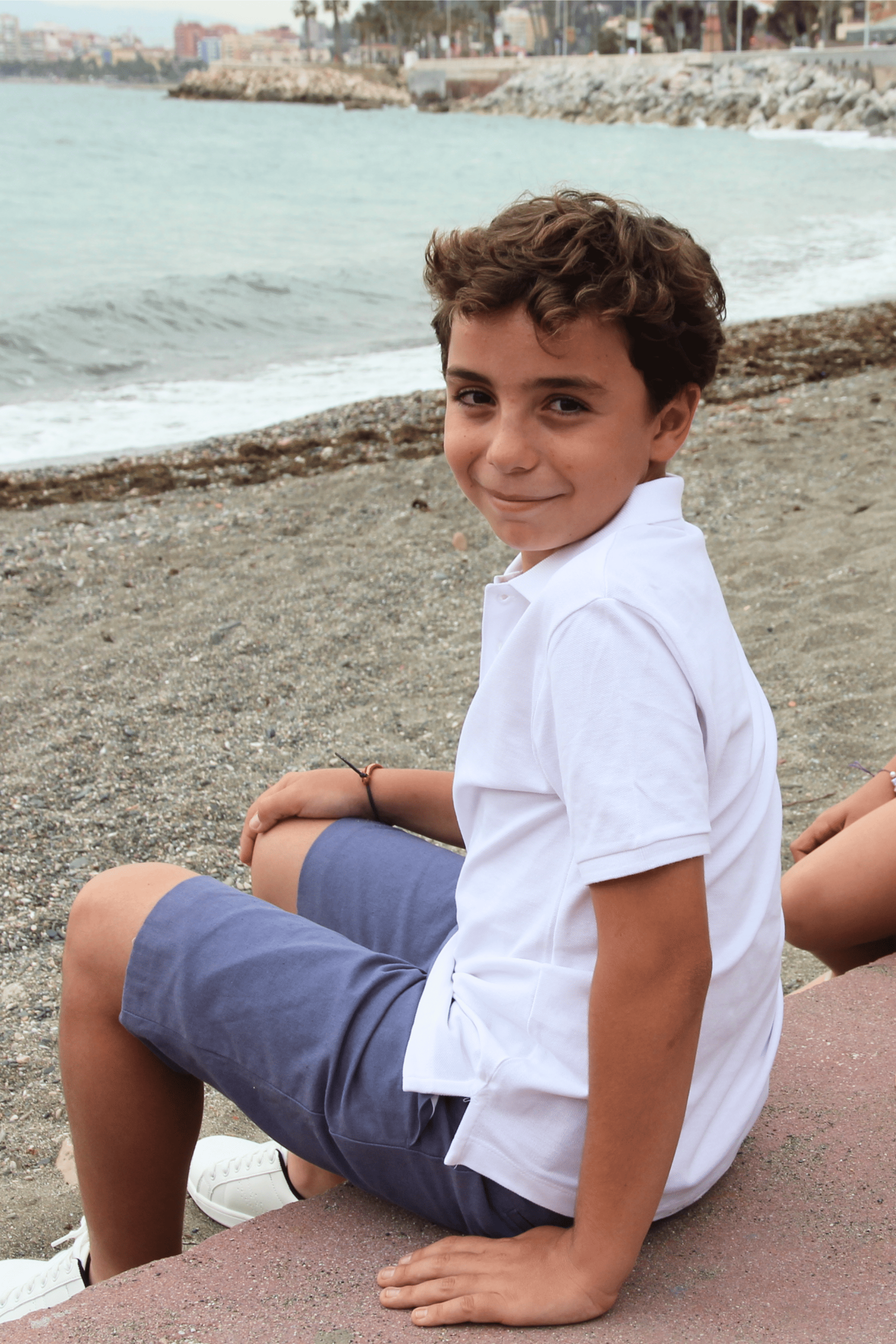 Polo de niño blanco