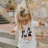 Camiseta de niña en color crudo con dibujo de brujas