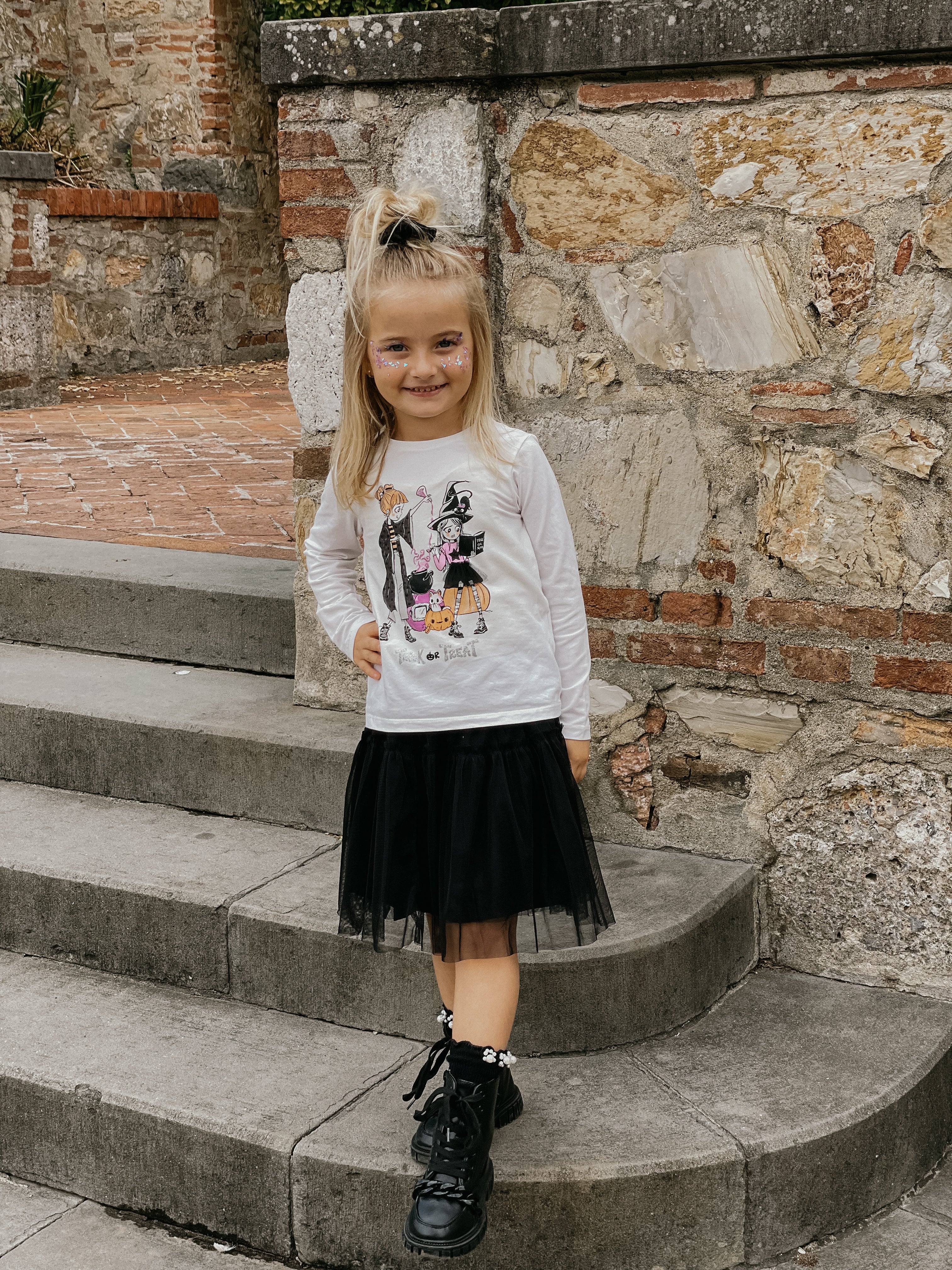 Camiseta de niña en color crudo con dibujo de brujas Charanga