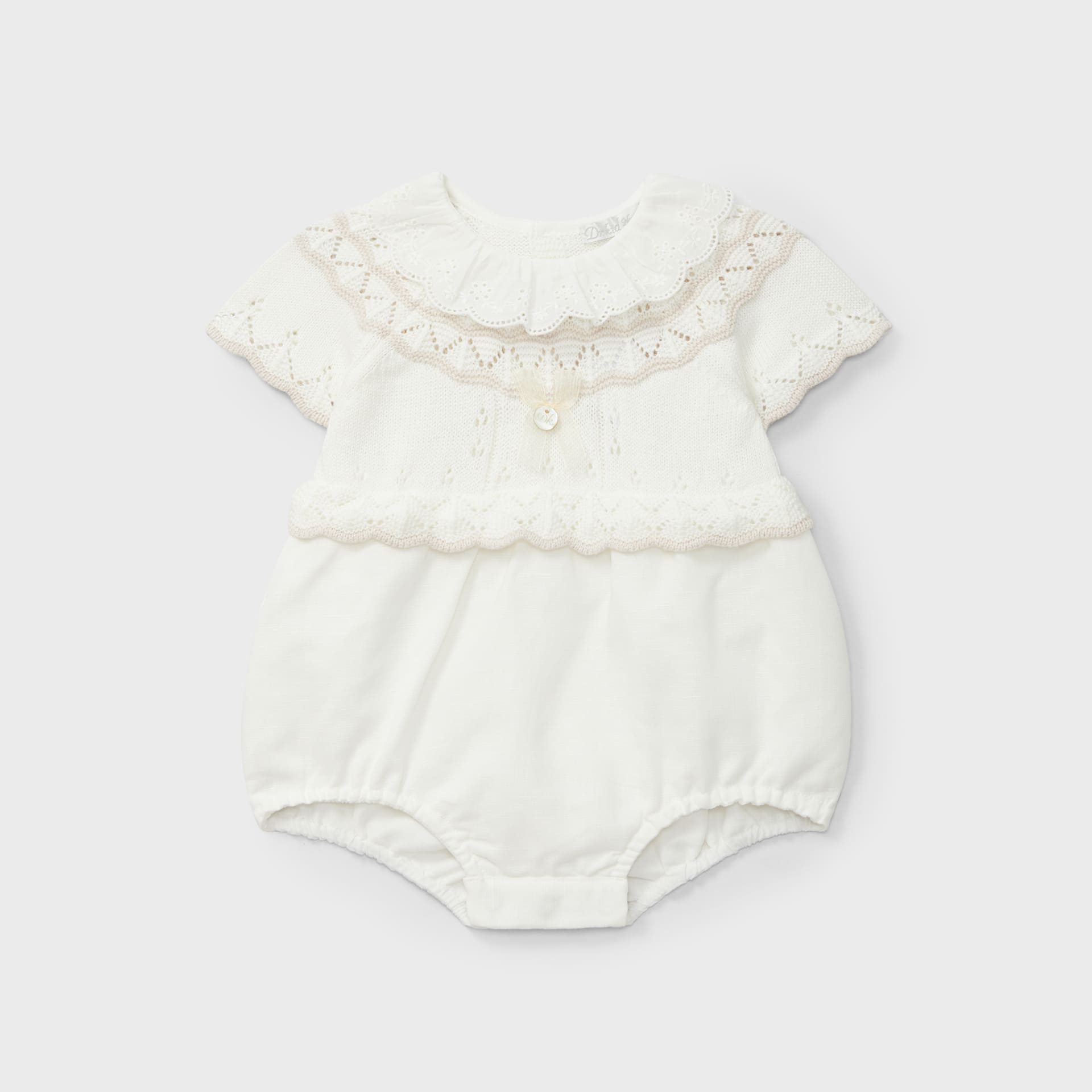 Ranita crudo con volante en el cuello recién nacido