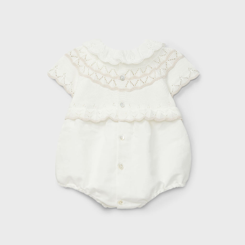 Ranita crudo con volante en el cuello recién nacido