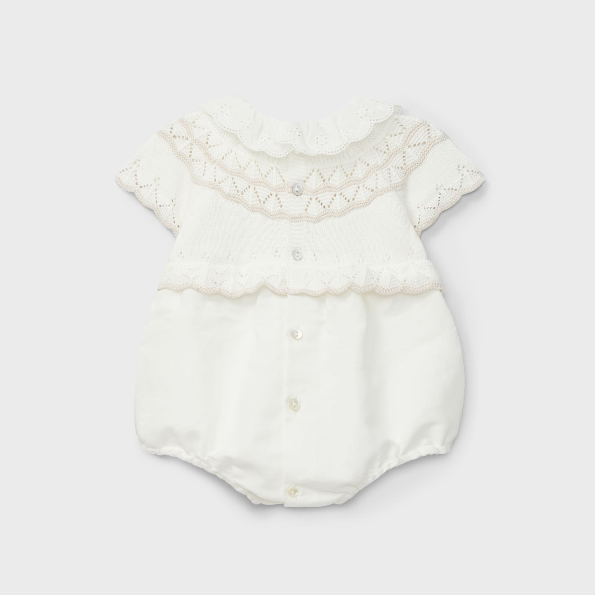 Ranita crudo con volante en el cuello recién nacido