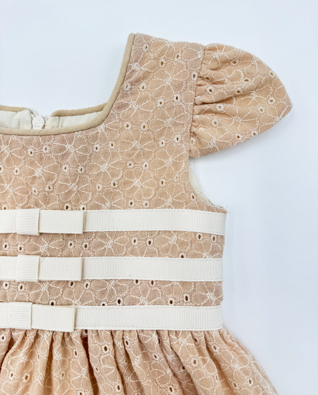 Vestido detalles beige niña