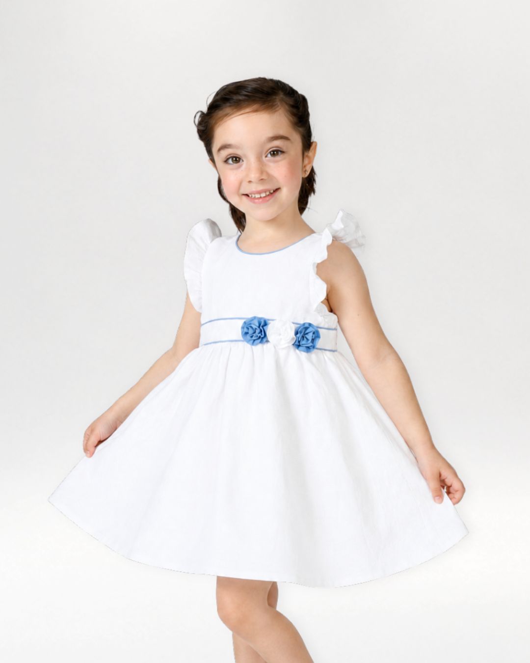 Vestido de bebé blanco con flores azules