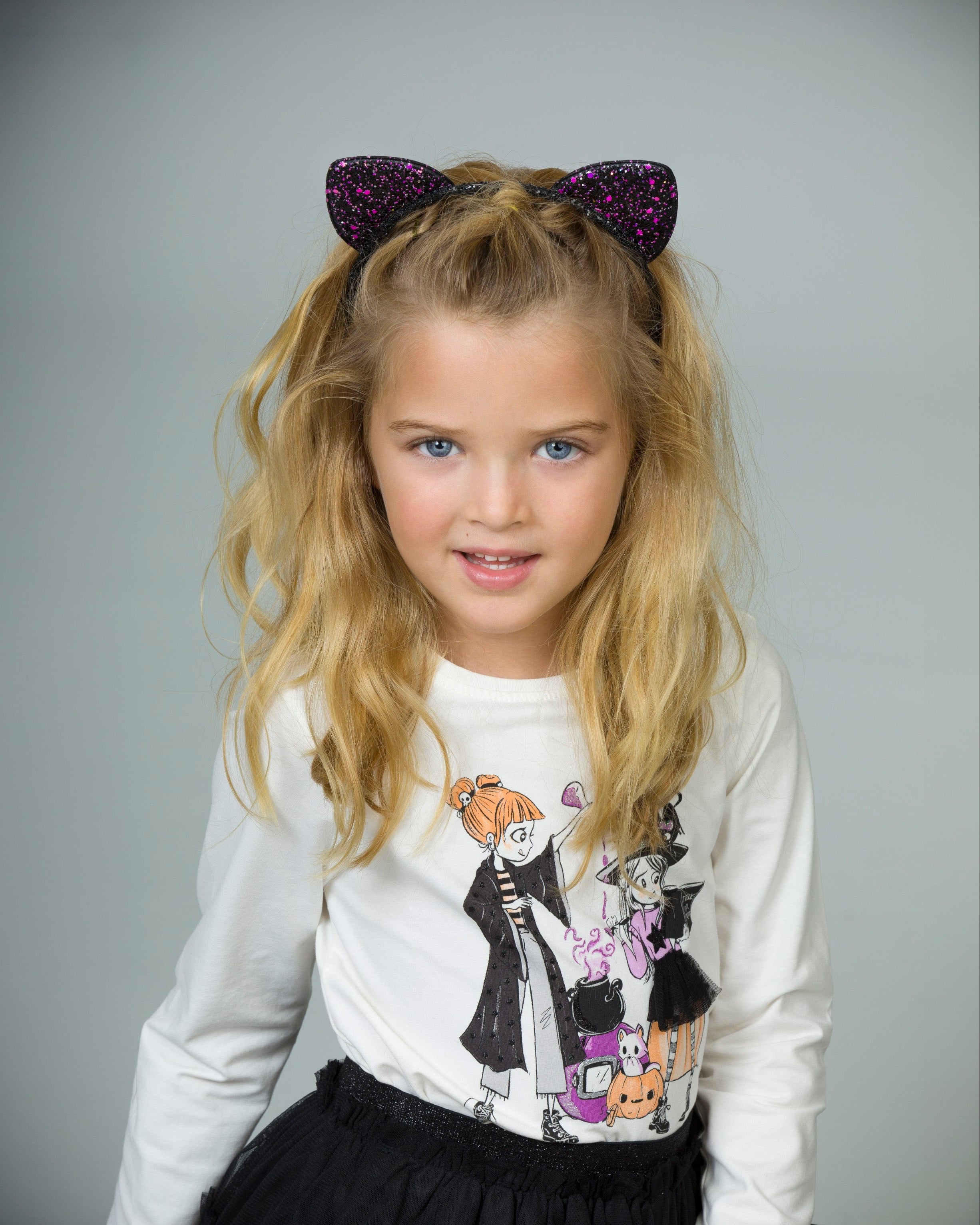 Camiseta manga larga de niña color crudo con dibujo de brujas