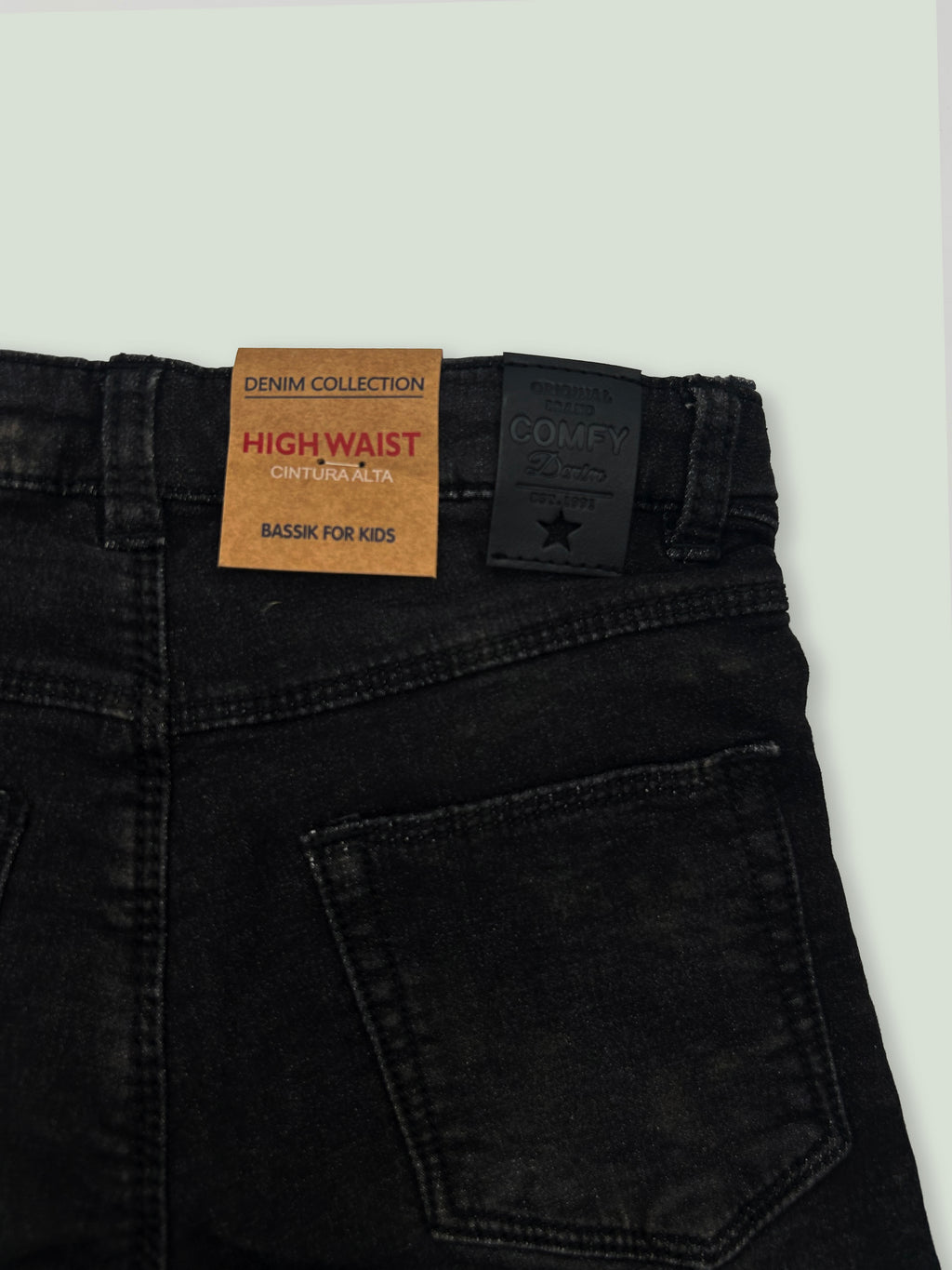 Cierre frontal: botón a presión y cremallera oculta