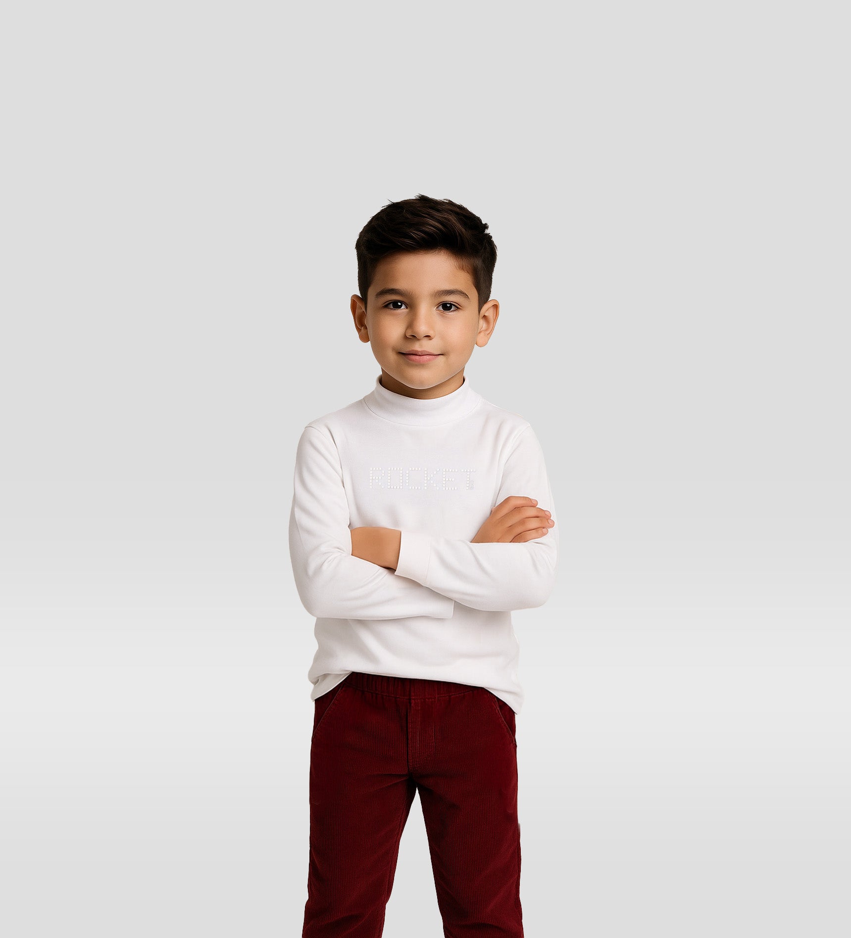 Niño con pantalón burdeos combinando look de invierno Charanga