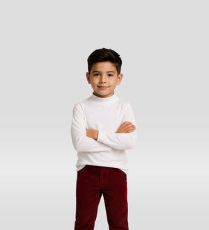 Niño con pantalón burdeos combinando look de invierno Charanga
