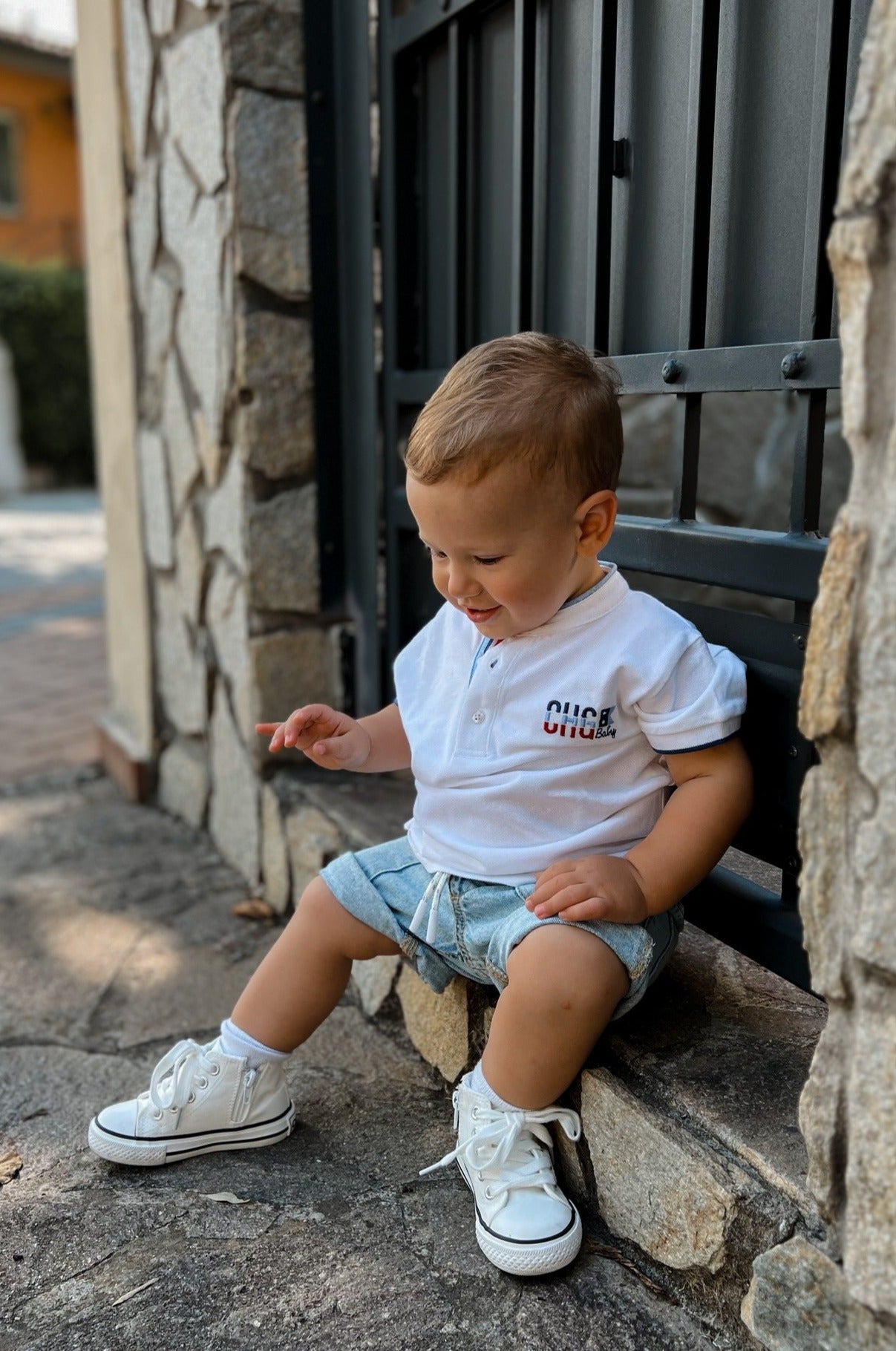 Polo de bebé blanco