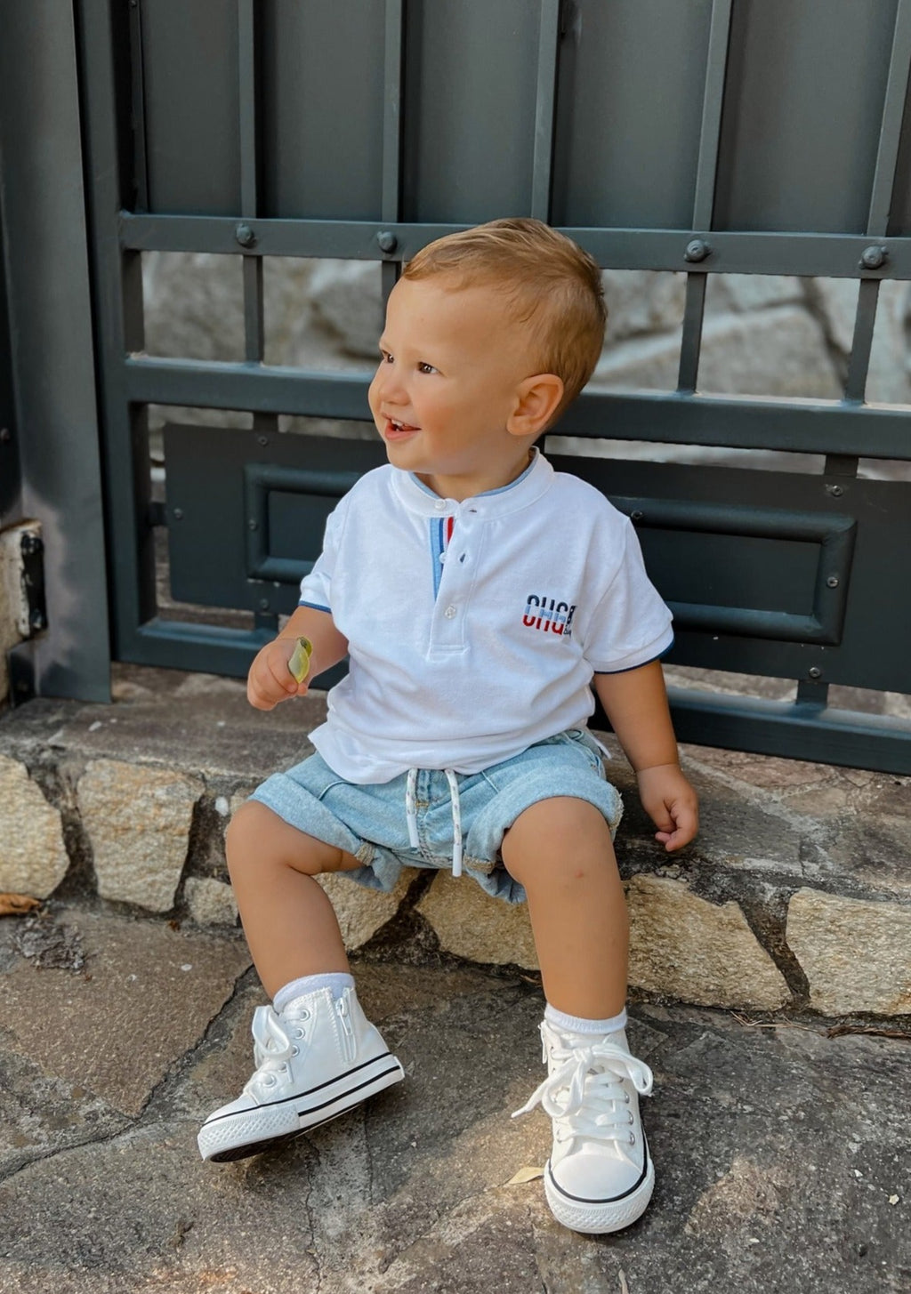 Polo de bebé blanco