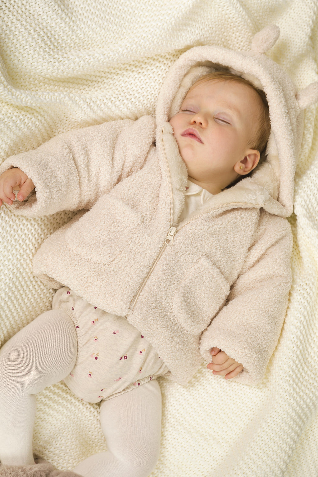 Abrigo de recién nacido color piedra de borreguito con orejitas Outlet