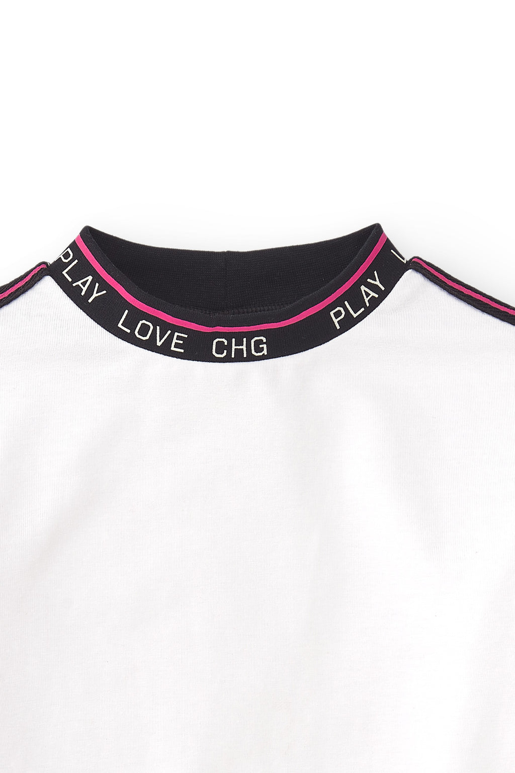 detalle de cuello LOVE CHG de la sudadera blanca niña