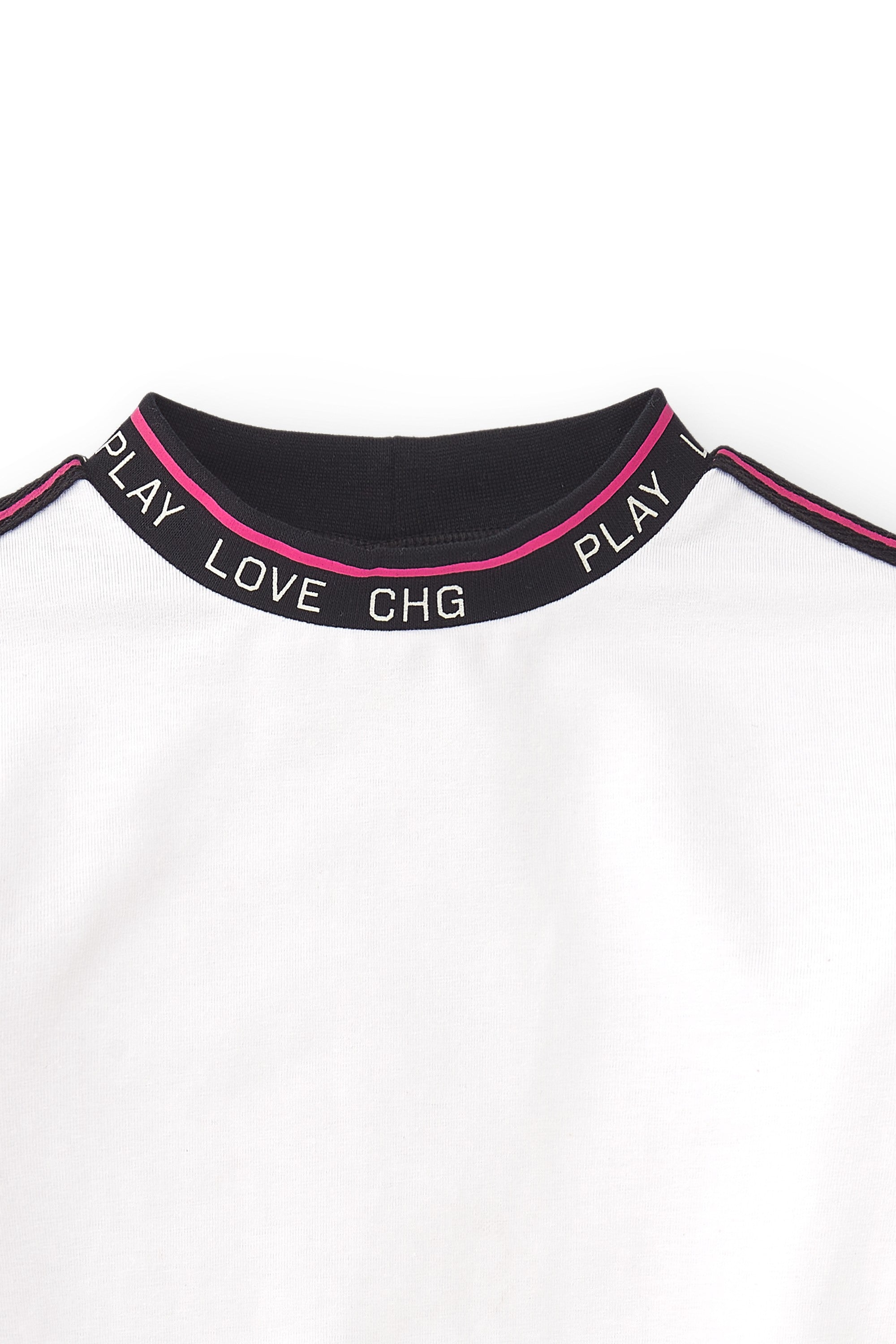 detalle de cuello LOVE CHG de la sudadera blanca niña