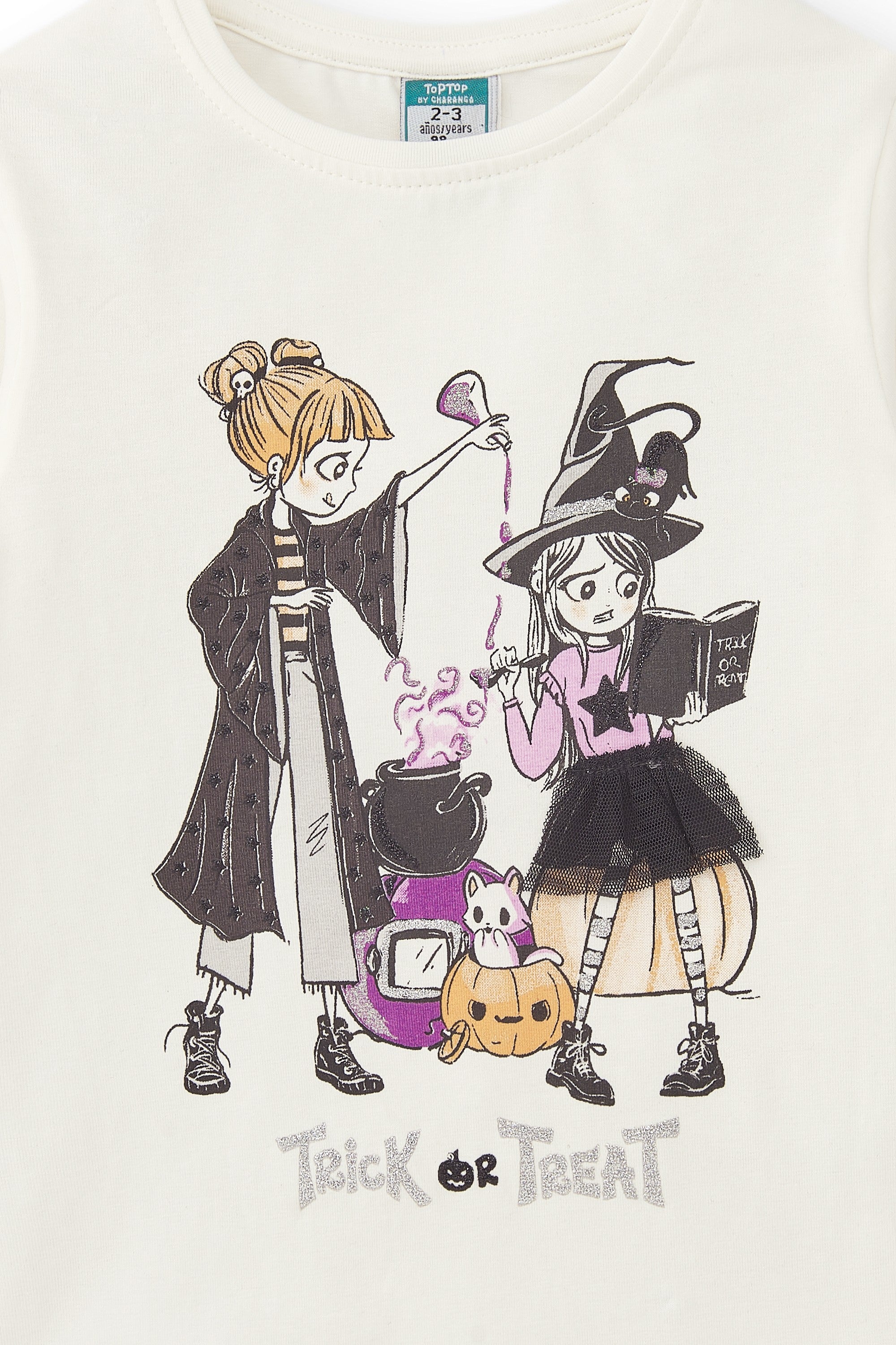 Camiseta de niña en color crudo con dibujo de brujas Charanga